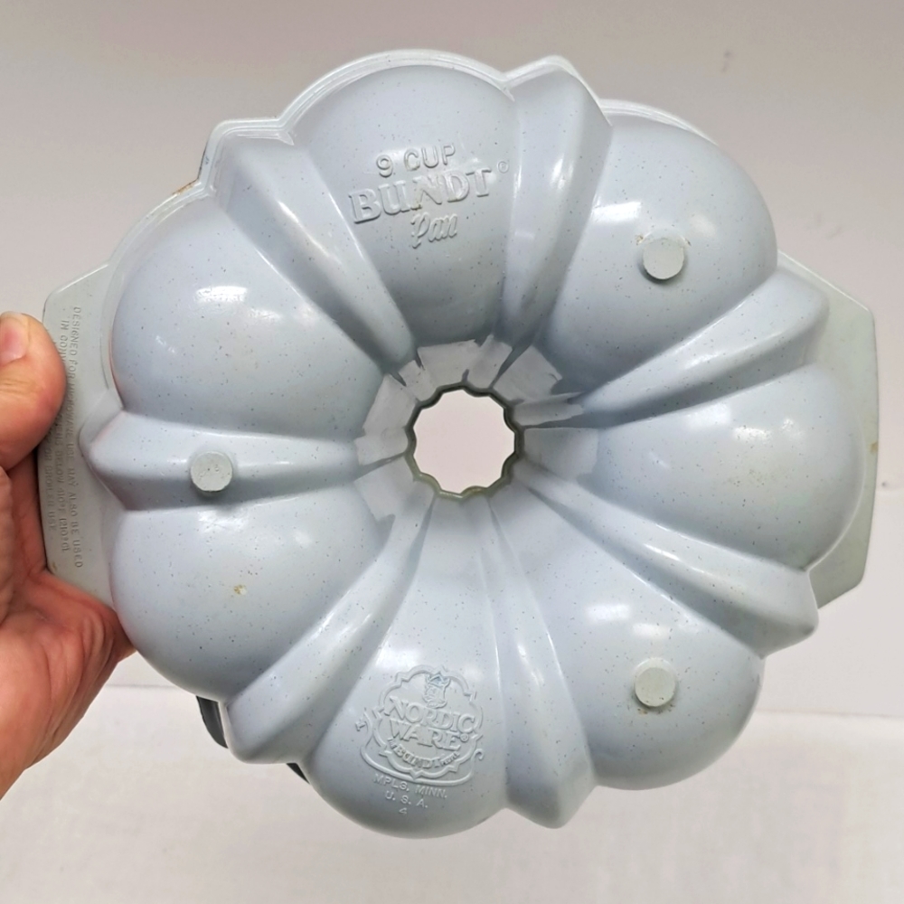 Vintage NORDIC WARE 9 cup microwave bundt pan